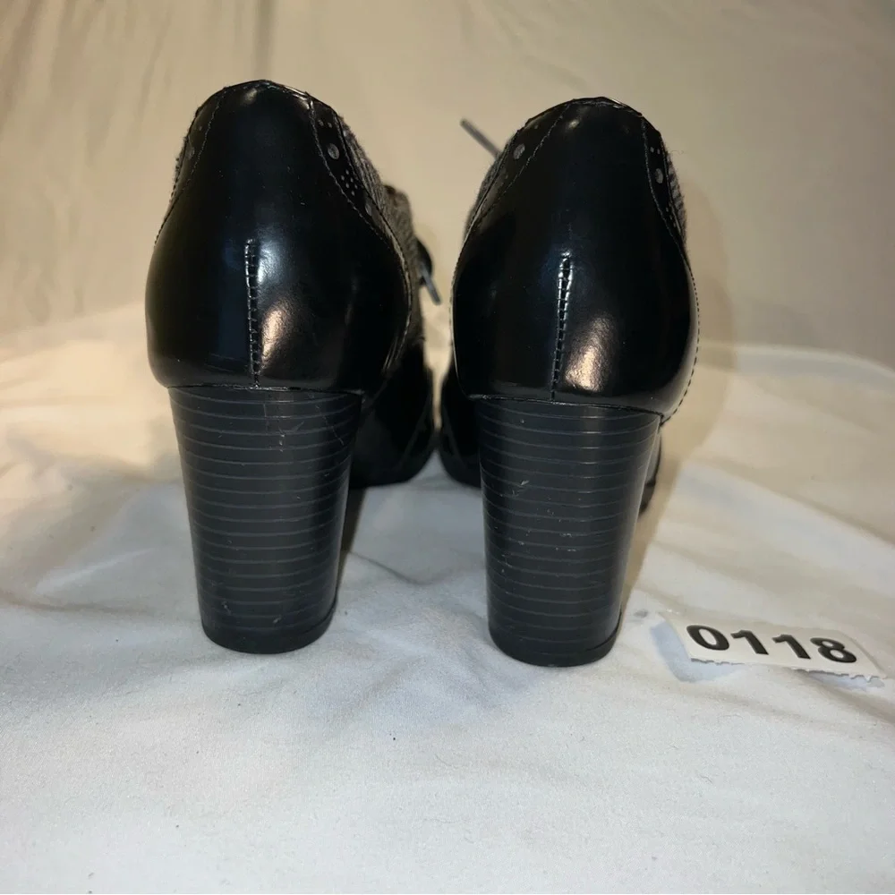 Clarks Artisan Black and Gray Women's Oxford Heels - Picture 5 of 9